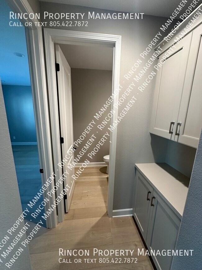 Building Photo - ROOM IN LARGE HOUSE FOR RENT!!! Bathroom a...