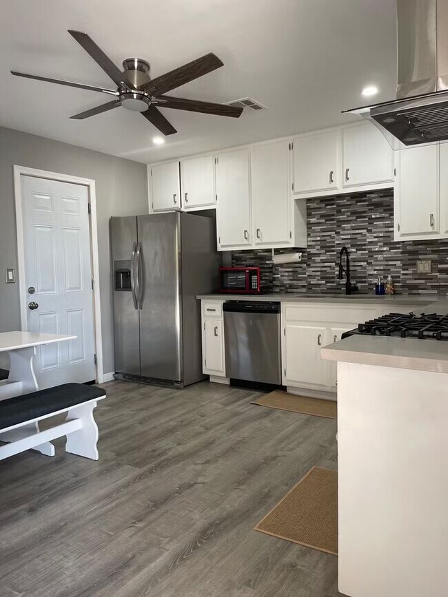 Building Photo - 1600 N Sierra View St