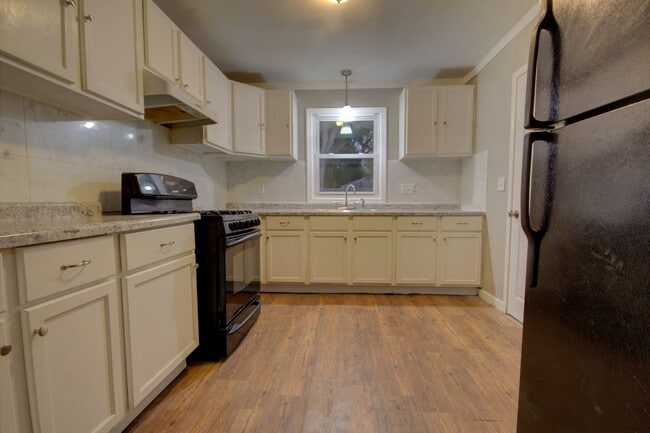 Building Photo - 4 bed, 2 bath home