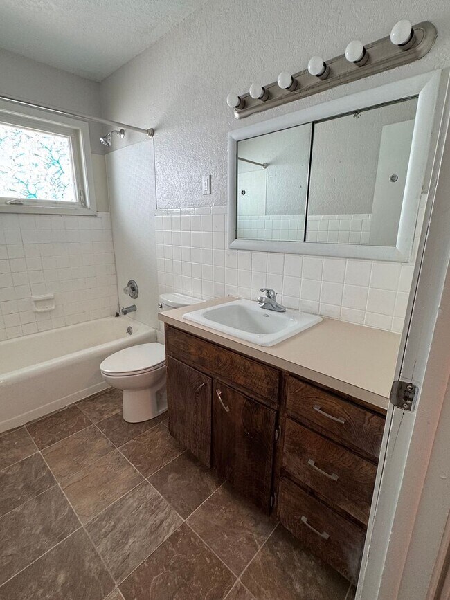 Building Photo - 1109 N18th Triplex