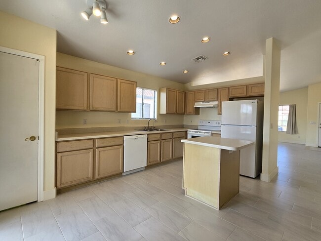 Building Photo - 7980 N Siskiyou Dr
