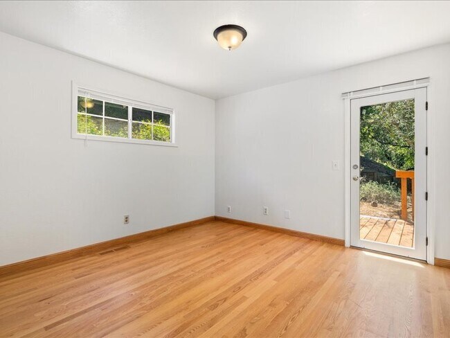 Building Photo - 930 Valley View Dr