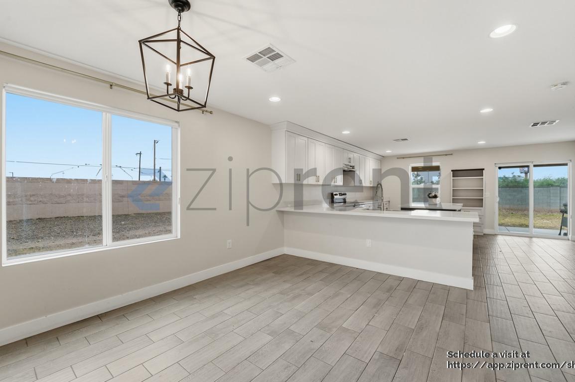 Building Photo - 1121 E Apache St