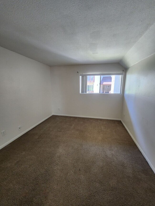 Building Photo - Gorgeous and Comfortable - Dual Master Suites - 2BD/2BA - East Mission Valley