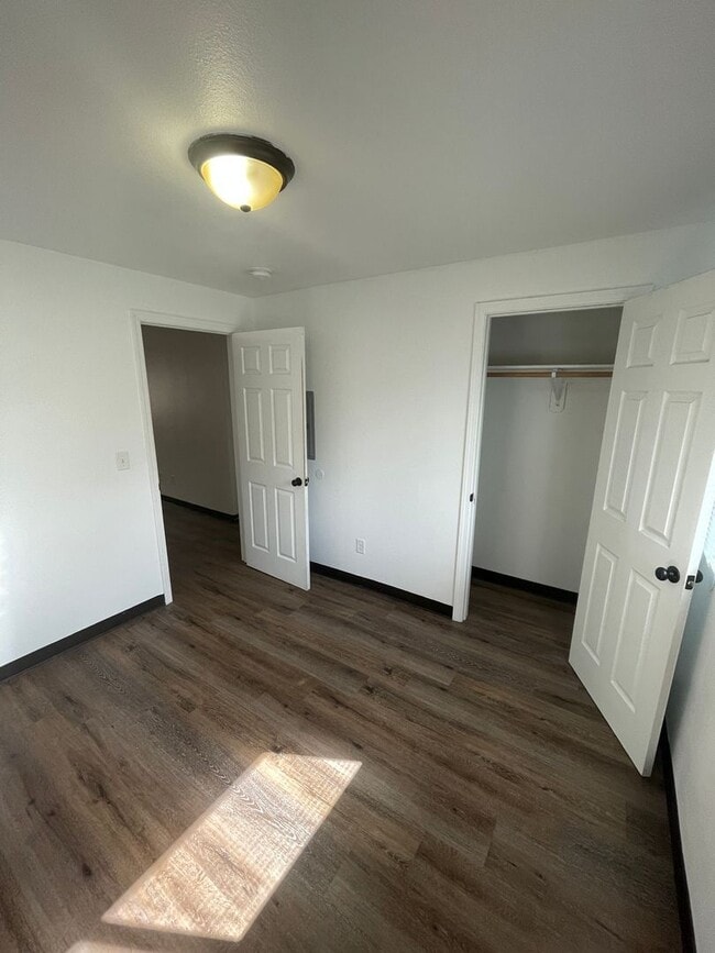 Building Photo - 595