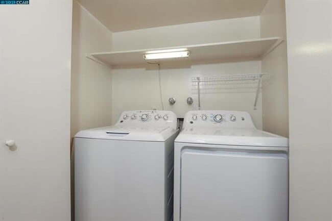 Building Photo - 3 bedroom 2.5 bathroom townhome w/ 1 car garage in desirable Pleasant Hill neighborhood.