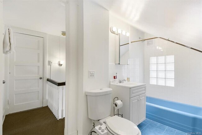 Building Photo - 1 Bayview Ave