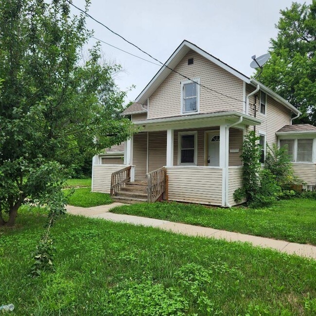 Building Photo - 2411 Andrews St