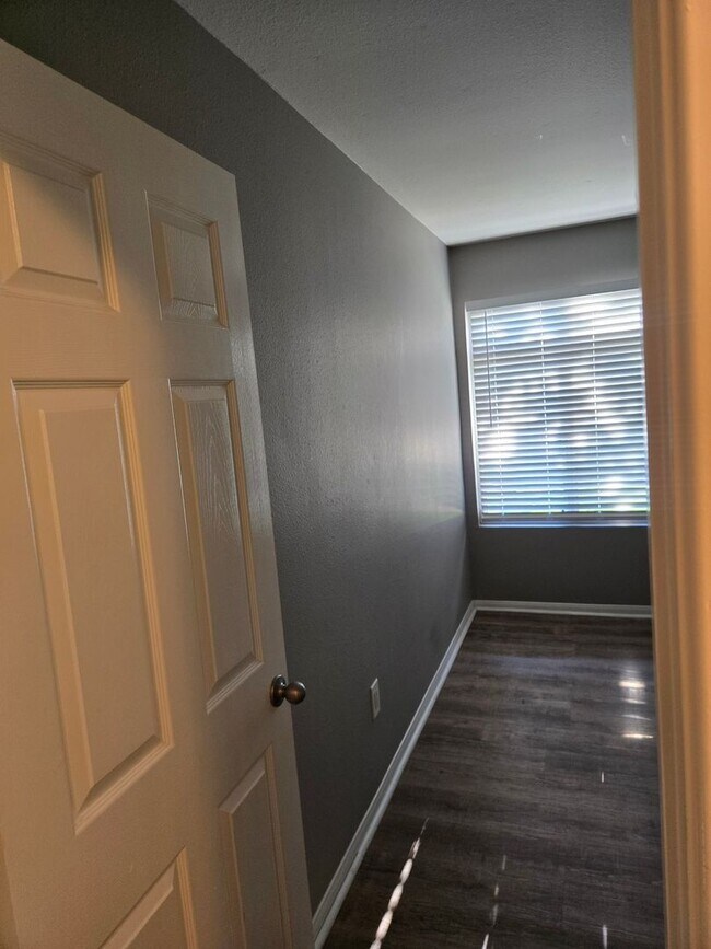 Building Photo - 2 Bedroom 1 Bathroom Condo