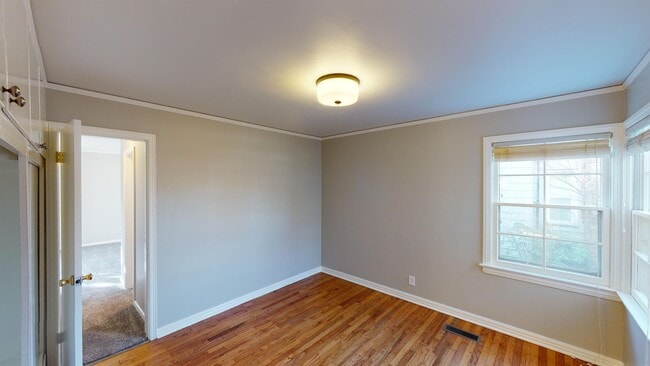 Building Photo - 218 E 33rd Pl