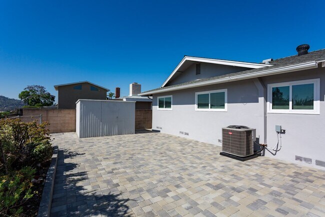 Building Photo - La Mesa Charmer with Mount Helix Views!