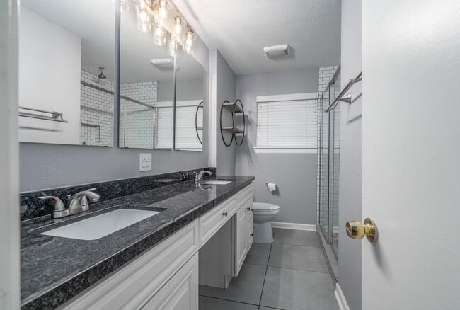 Building Photo - 4915 Hialeah Dr