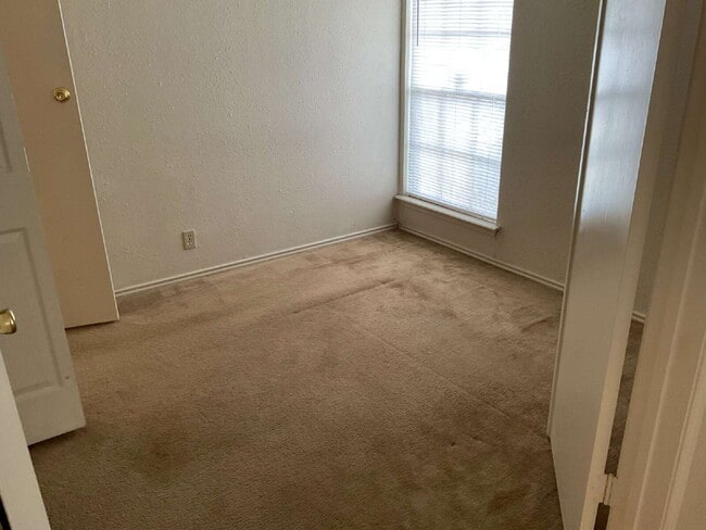 Building Photo - Beautiful Townhome in nice neighborhood - ...