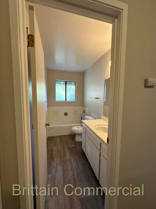 Building Photo - 6531 Lake Park Dr