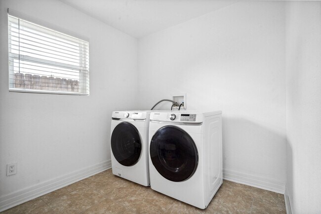 Building Photo - 6752 Fleur De Lis Dr