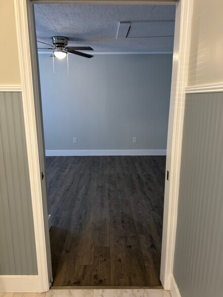 Building Photo - 600 Villard Dr