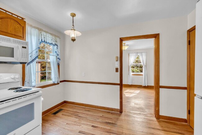 Building Photo - 3 Bedroom/ 2 Bathroom in Rosebank!