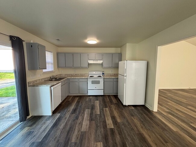 Building Photo - Charming, centrally located, 3 Bed 2 Bath ...