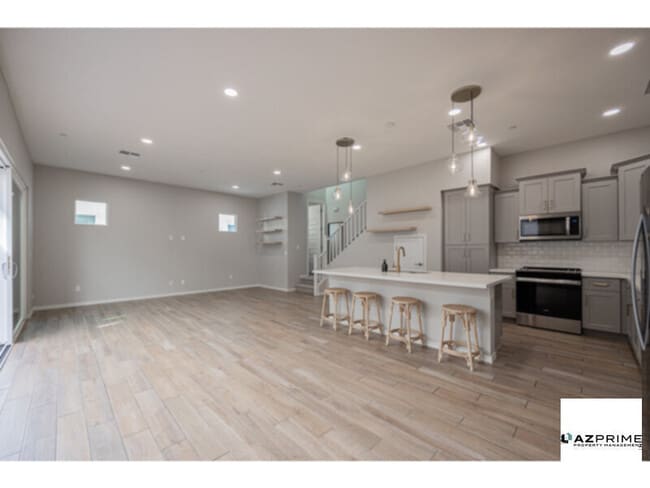 Building Photo - $750 OFF FIRST MONTH'S RENT MOVE IN SPECIA...