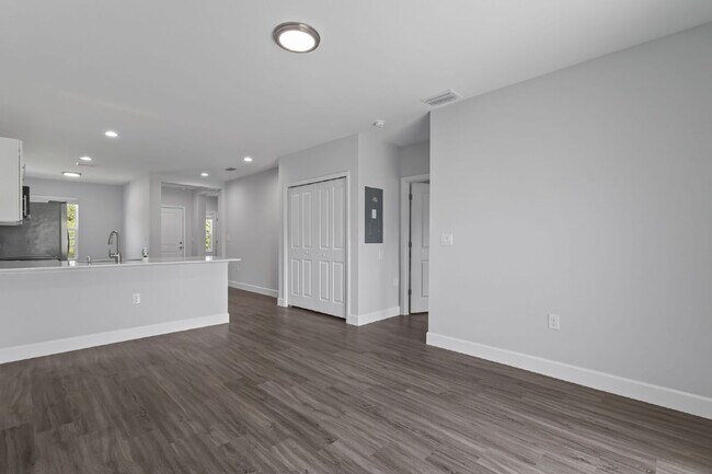 Building Photo - Spacious 3-Bedroom Duplex Oasis with 2 Full Baths in Port Charlotte – Your Ideal Retreat Awaits!