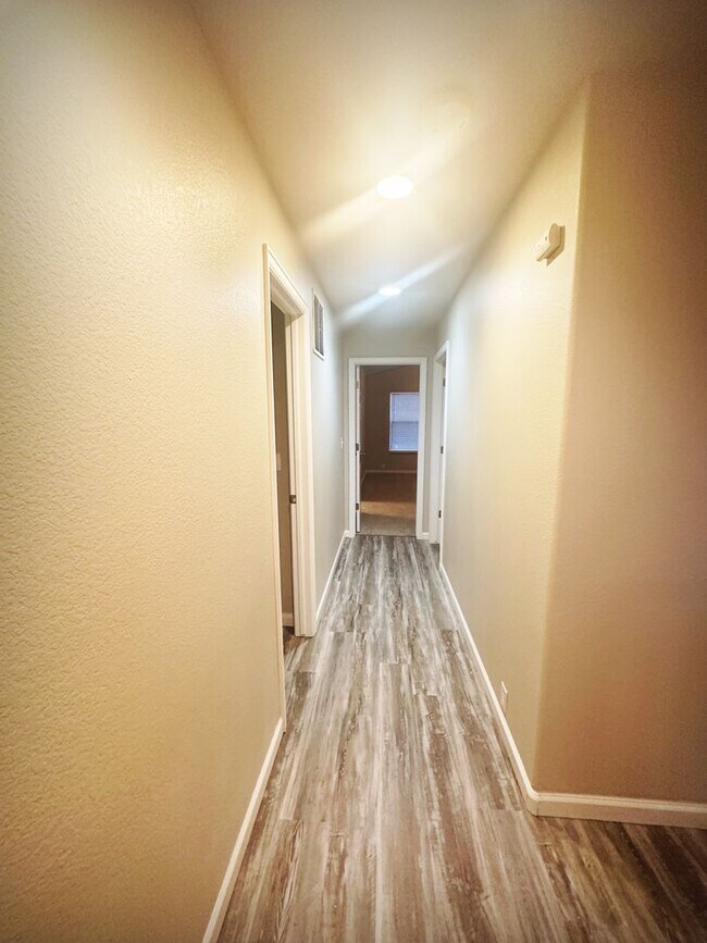 Building Photo - Monument remodeled townhome