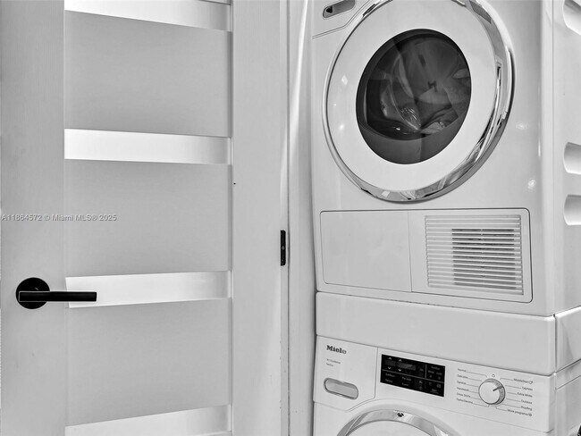 Building Photo - 840 South South Lake Drive, Hollywood, FL ...