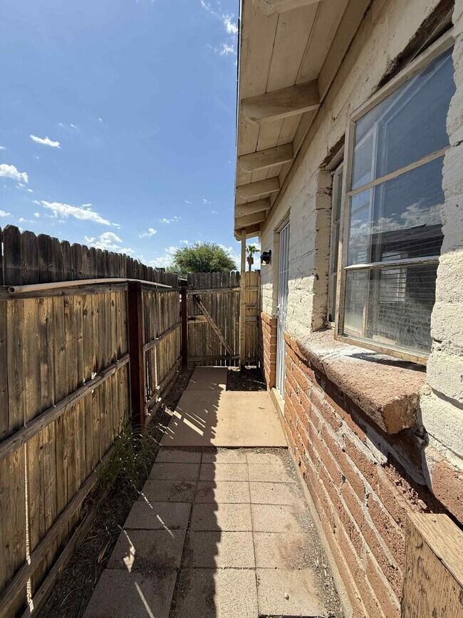 Building Photo - 2515 E Linden St