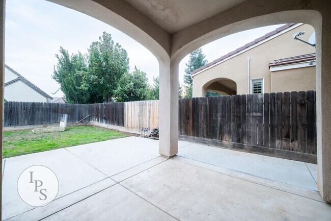 Building Photo - North Clovis Home, 3BR/2BA, Built 2005 - Lots of Amenities!