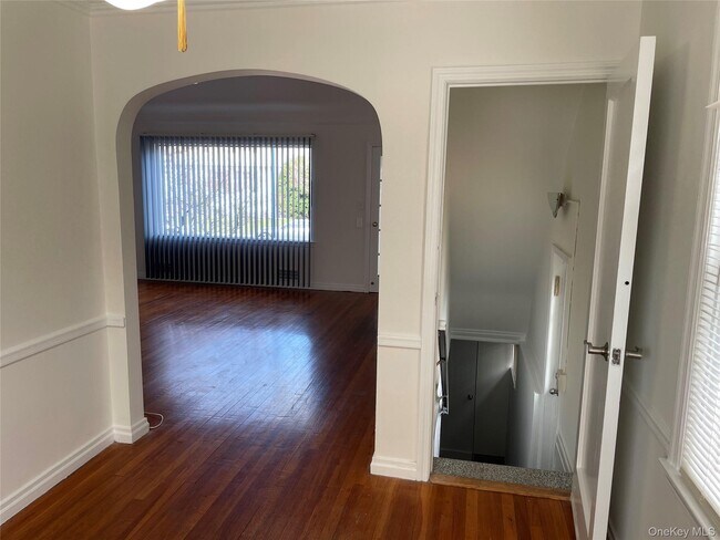 Building Photo - 8 Cameron Ln