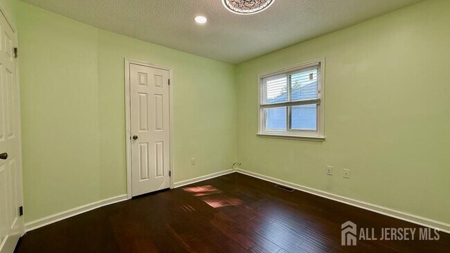 Building Photo - 5 Viburnum Ct