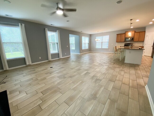 Building Photo - Spacious Home on a Corner Lot in Heritage New Riverside!