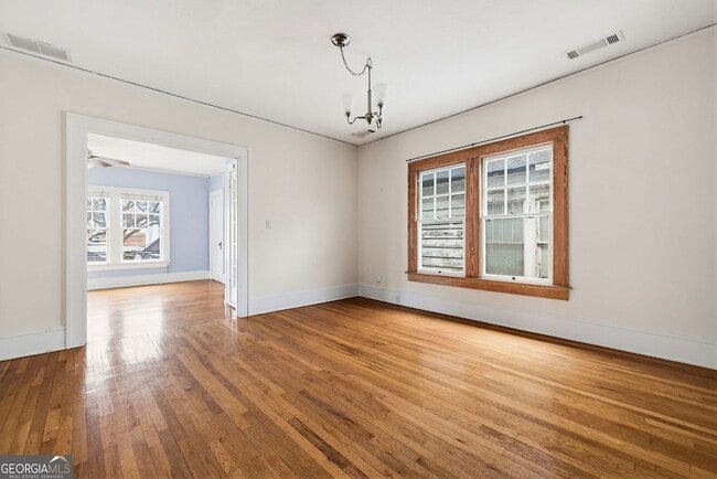 Building Photo - 114 E Maple St