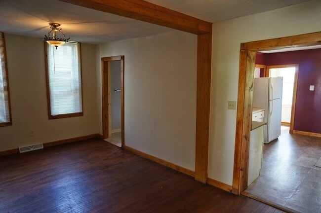 Building Photo - AVAILABLE JUNE- Gorgeous 4 Bed, 1 Bathroom Hillside Home!