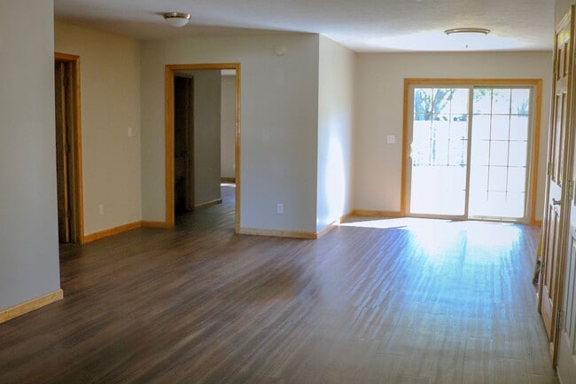 Building Photo - 2 Bedroom / 2 Bathroom Duplex in Daleville