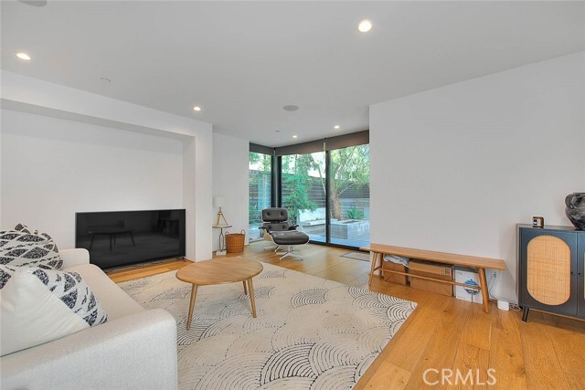 Building Photo - 1825 N Kenmore Ave