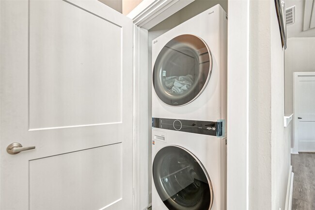 Building Photo - 882 Fortune St