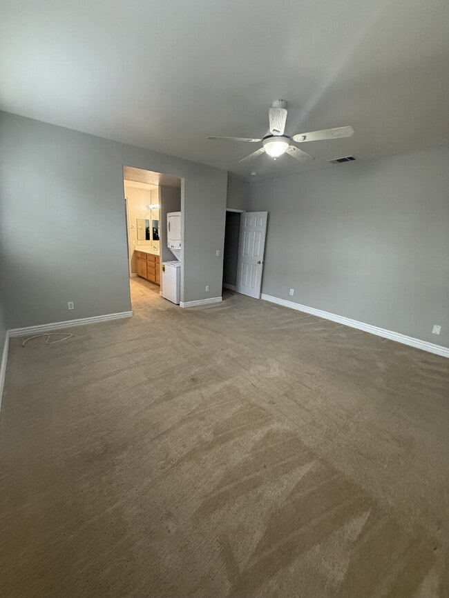 Building Photo - Beautiful and Spacious Newly Remolded ADU with Private Entrance - Newly painted, new appliances -...