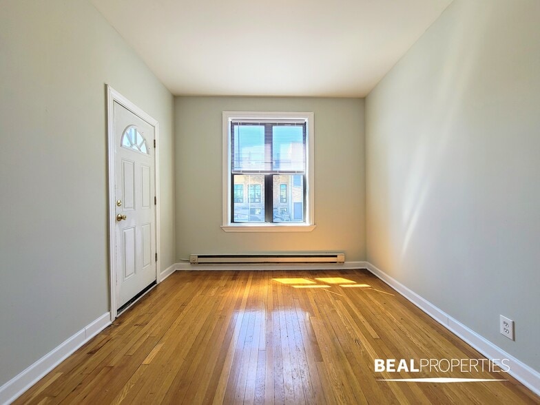 Building Photo - 723 W Barry Ave