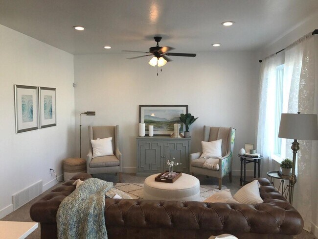 Building Photo - 4 Bedroom/2.5 Bathroom Townhome in Riverton