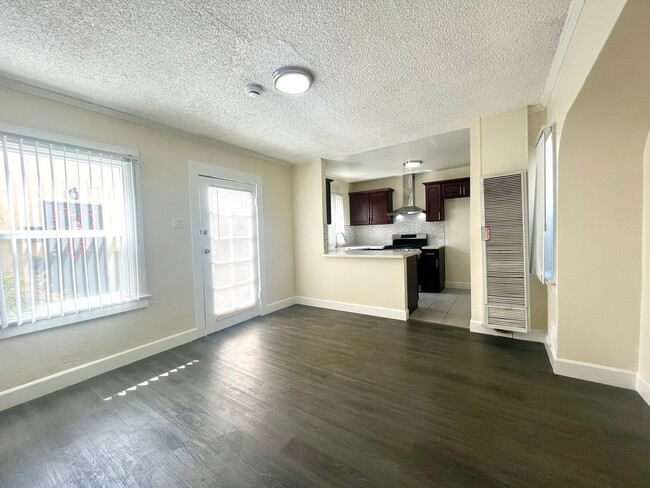 Building Photo - BELLA APARTMENTS: Updated 1 Bedroom Apartment