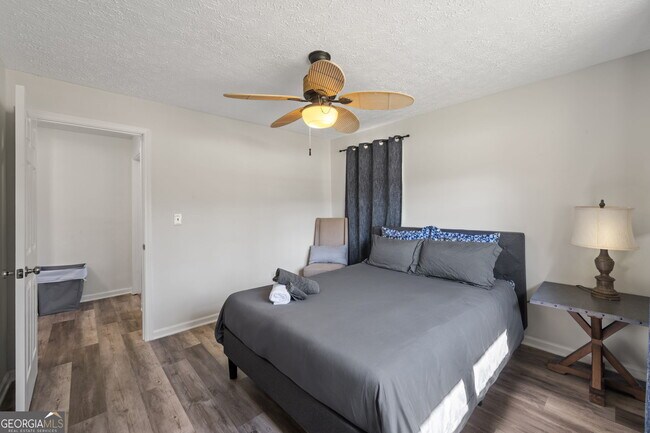 Building Photo - 1954 Woodbine Terrace NE