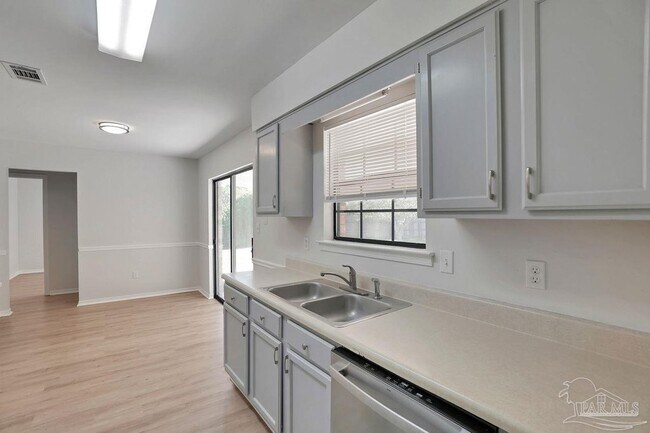 Building Photo - 10601 Silver Creek Dr