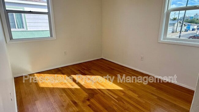 Building Photo - 317 E 5th St