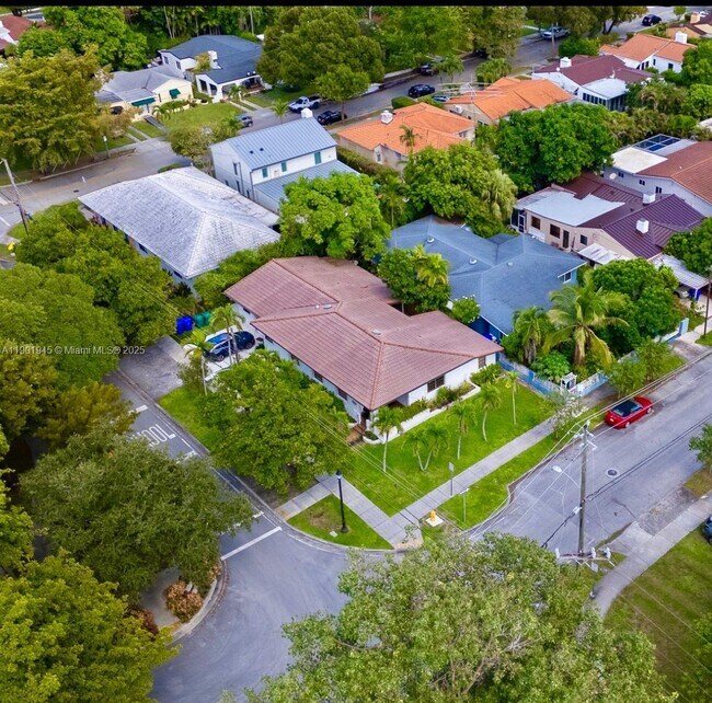 Building Photo - 2121 SW 13th Ave