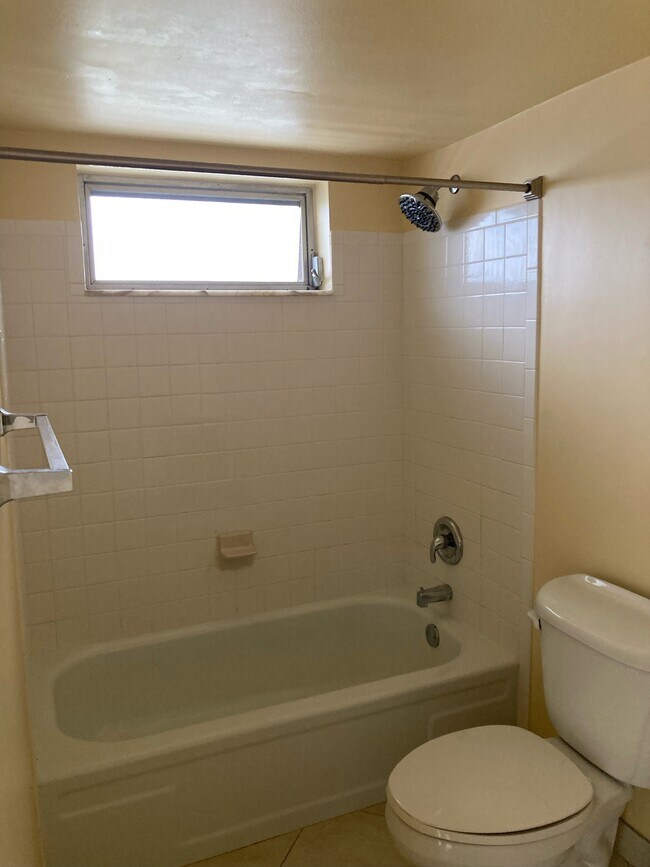 Building Photo - 1407 NE 56th St