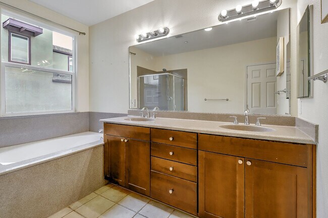 Building Photo - Luxury 2 Bedroom Condo with Loft