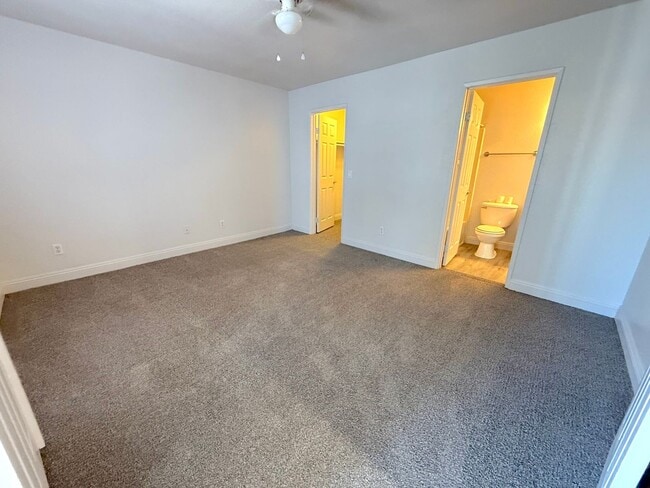 Building Photo - SPACIOUS 2BED/2BATH CONDO IN A GATED COMMUNITY!