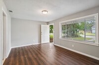 Building Photo - Large 3BR/1BA Near Ardsley Park House For Rent