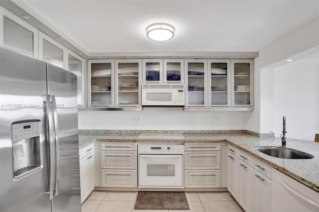 Building Photo - 2555 Collins Ave