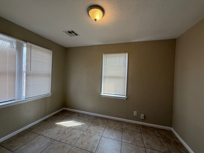 Building Photo - 1 bedroom 1 bath, Bethany Schools- Now Available